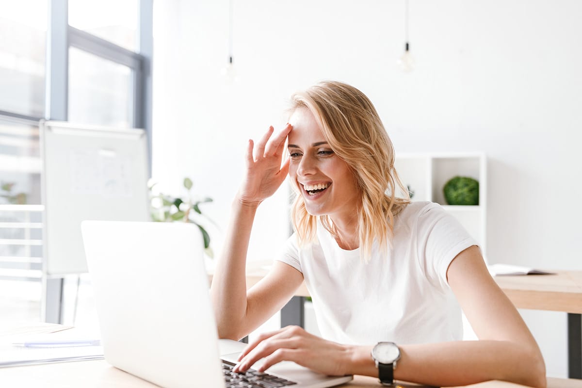 happy businesswoman working on laptop computer H5PSX9W